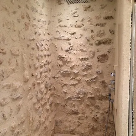 לינה וארוחת בוקר Les Champs De Provence 4*