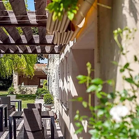 Les Champs De Provence Couette-café La Baume-de-Transit