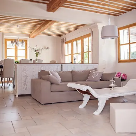 Couette-café Les Champs De Provence 4*